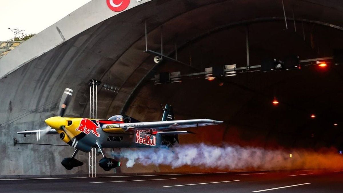 Red Bull piloot Dario Costa vliegt als eerste door tunnels
