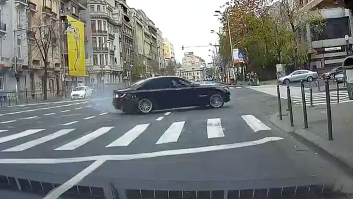 Doorgesnoven en zatte bestuurder vouwde BMW om paal tijdens achtervolging