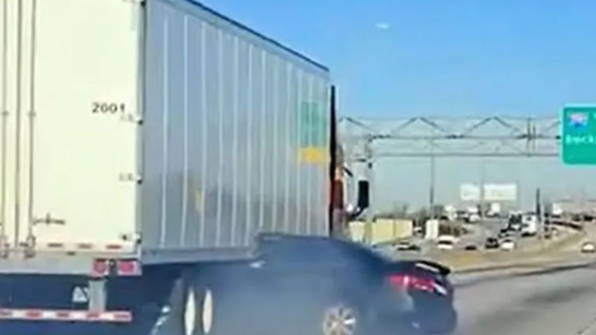 Auto vast onder vrachtwagen in de omgeving van Chicago