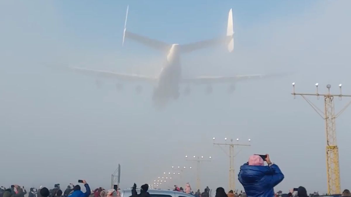 Ook in de mist blijft het grootste vliegtuig ooit gebouwd een bewonderenswaardig iets