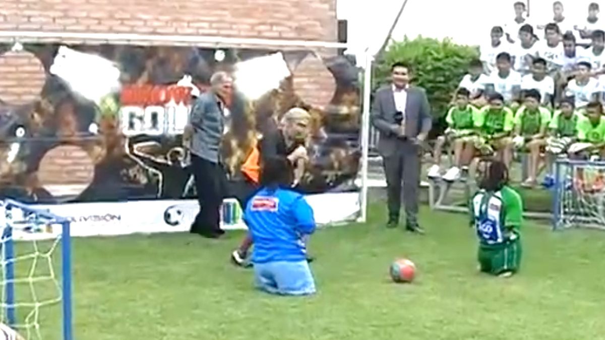 Internet kan uit: Potje voetbal met kleine mensen op televisie Bolivia