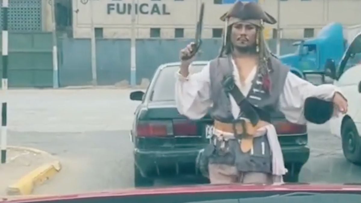 Jack Sparrow “overvalt” mensen die wachten voor rood licht
