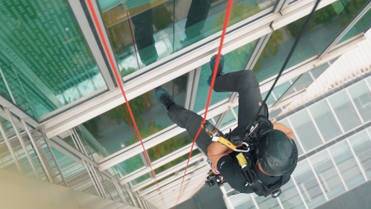 MakeAWish Rope for Hope Abseilen van een iconisch gebouw in