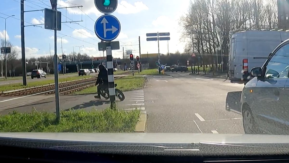 Agenten van Team Politie Utrecht Zuid worden zoek gereden door motorrijder, maar lachen het laatst