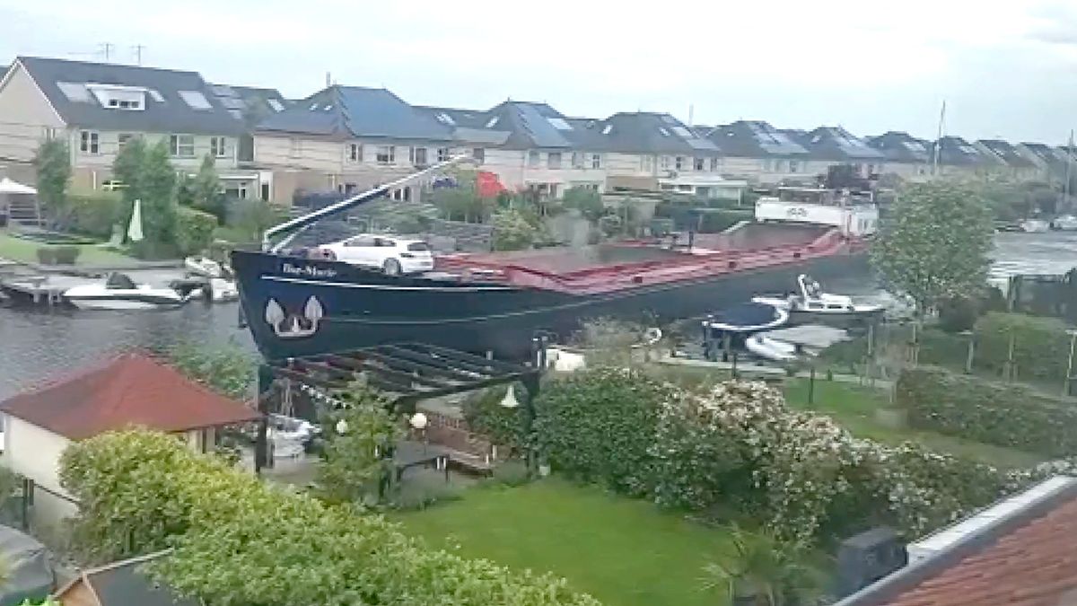Video: Vrachtschip richt enorme ravage aan in woonwijk in Leeuwarden