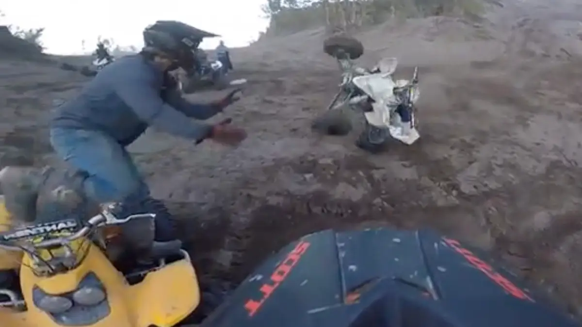 Nog een prima reden om een helm te dragen tijdens het quad rijden | VK ...