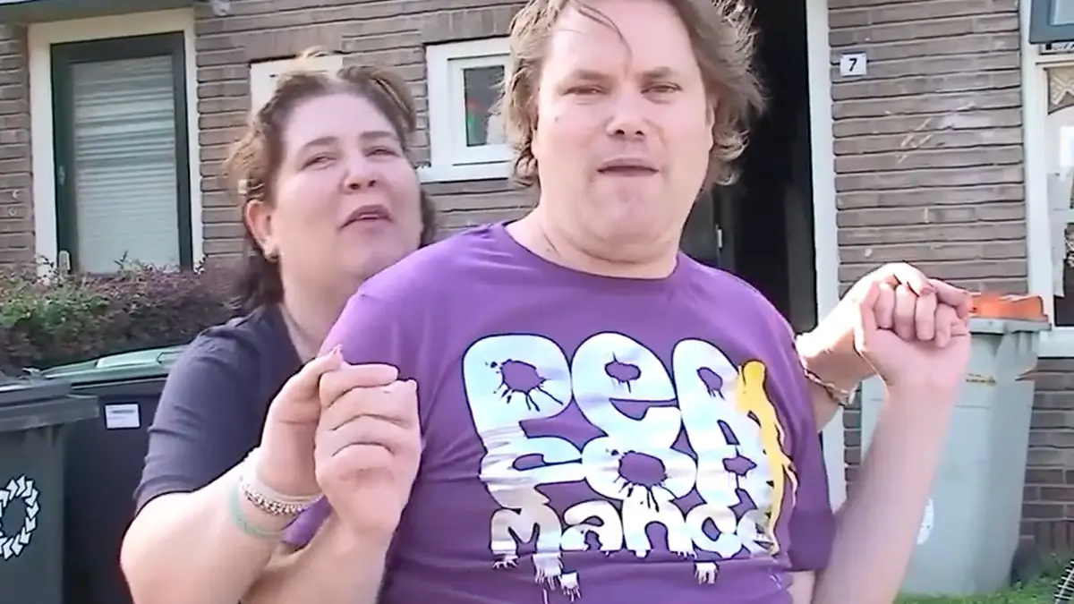 Debora aka Romana van Zanger Rinus hit 'Met Romana Op De Scooter ...