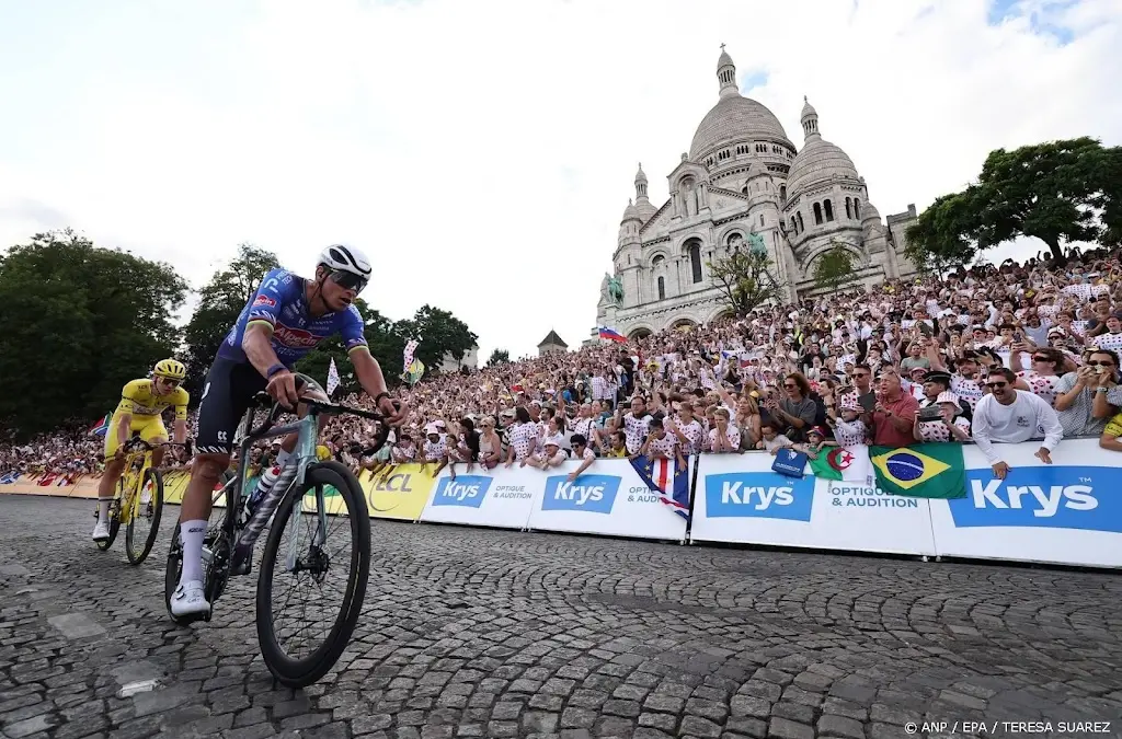 Van der Poel wint slotetappe Tour de France op Champs-Élysées