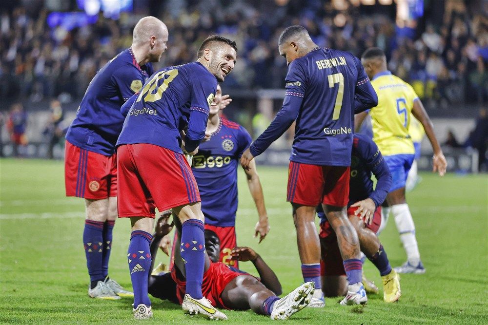Weet Ajax in leven te blijven door met twee doelpunten verschil te