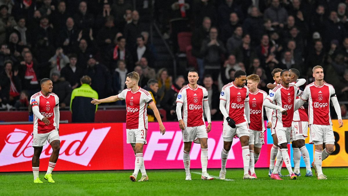 Kranten zien Ajax eindelijk weer overtuigen 'Ajax trakteert publiek op