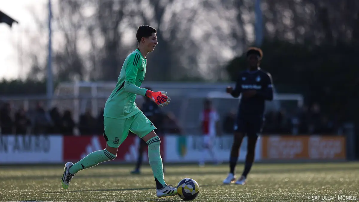 Ajax beloont keeperstalent Cloos (15) met eerste contract in Amsterdam