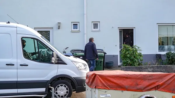 Ondersteuningsgroep Van Politie Doet Inval In Woning In Assen