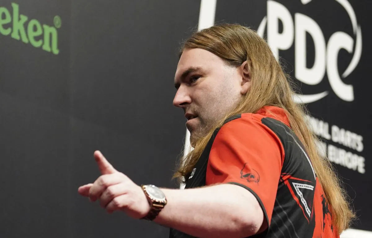 Ryan Searle races past Callan Rydz to set up showdown with Martin