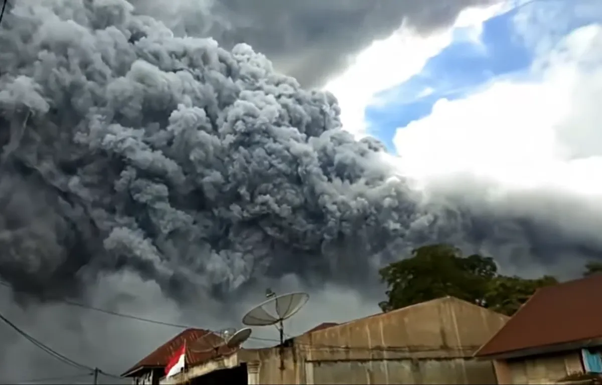 Sebuah gunung berapi di Indonesia memuntahkan awan abu yang sangat besar ke udara