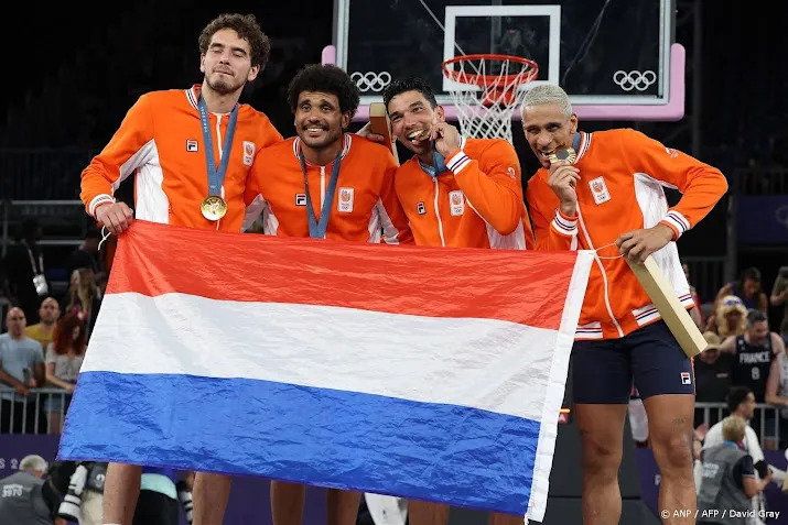 Les basketteurs 3×3 champions olympiques après leur victoire contre la France