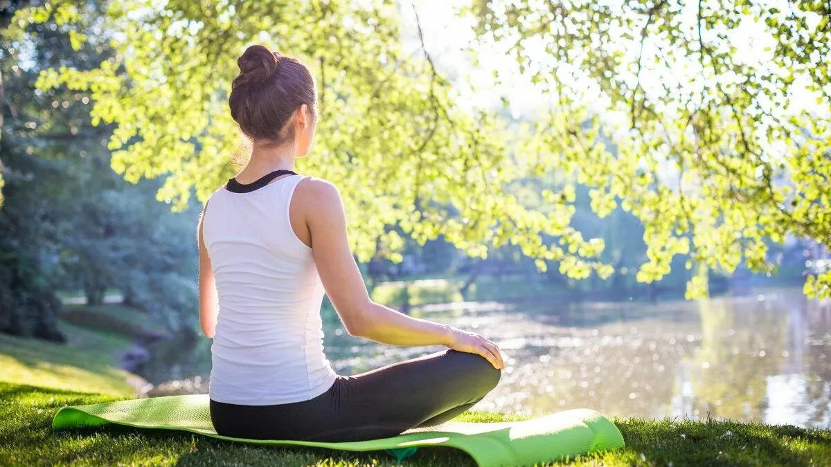 Sedia da yoga e yoga sul tappetino