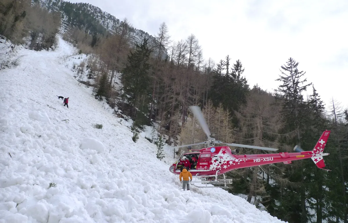 Difficult operation after a deadly avalanche in the Swiss ski resort of Zermatt