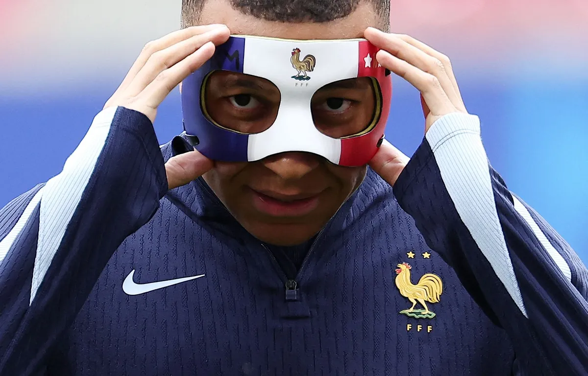 Tricolore Het Masker Van Mbappé Is In Strijd Met Uefa Reglementen 0632