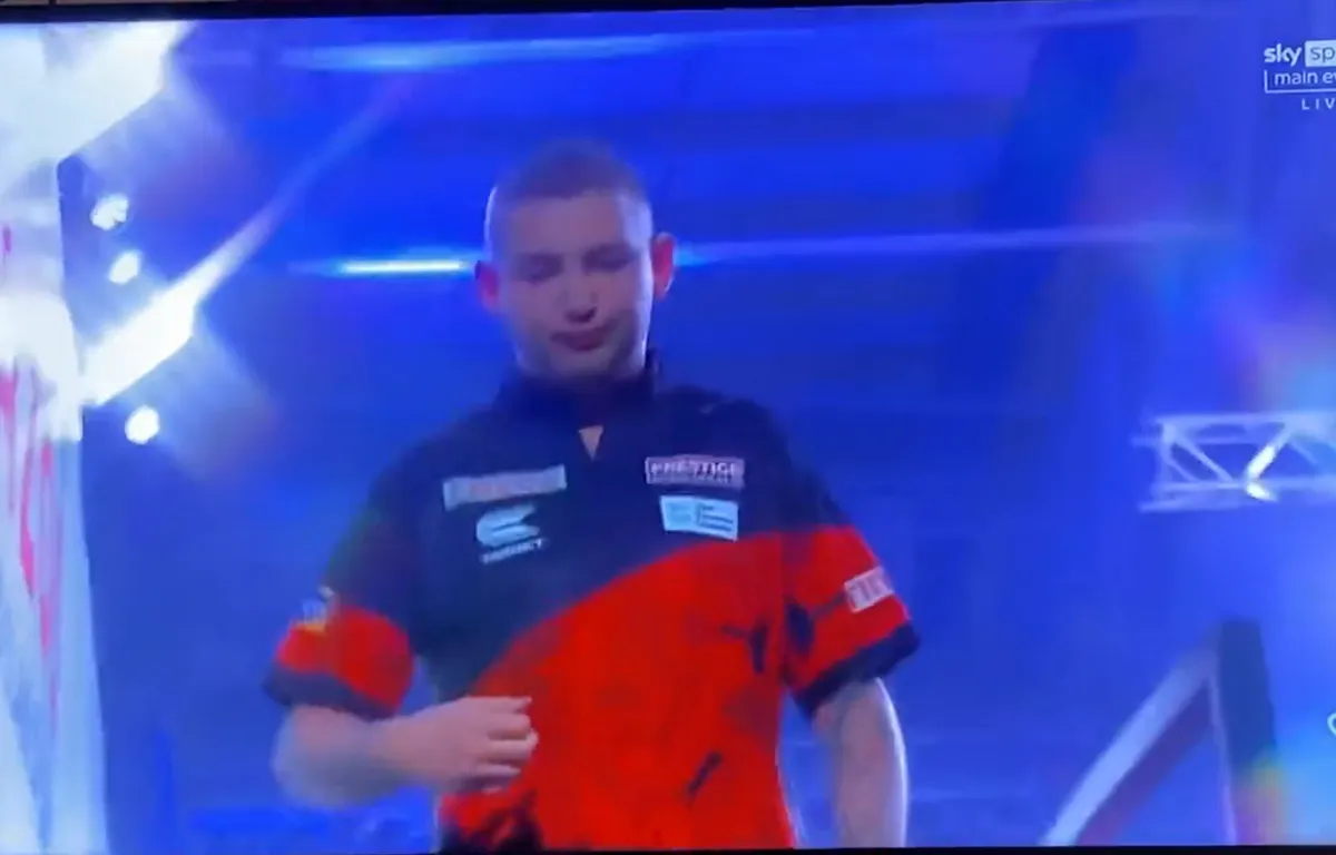 Aspinall explains obscene hand gesture after Wattimena win: "It wasn't