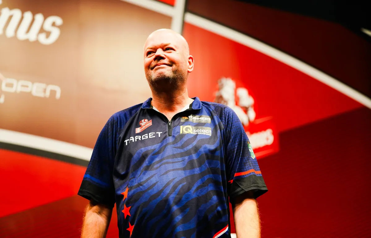 Van Barneveld bizarrely nearly defeated by his own darts against