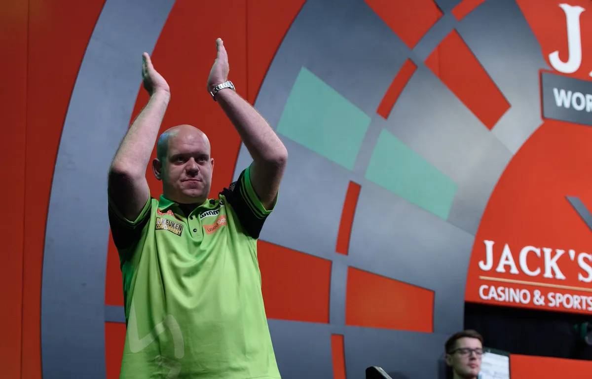 Van Gerwen bekommt einen kräftigen Schlag von Clayton