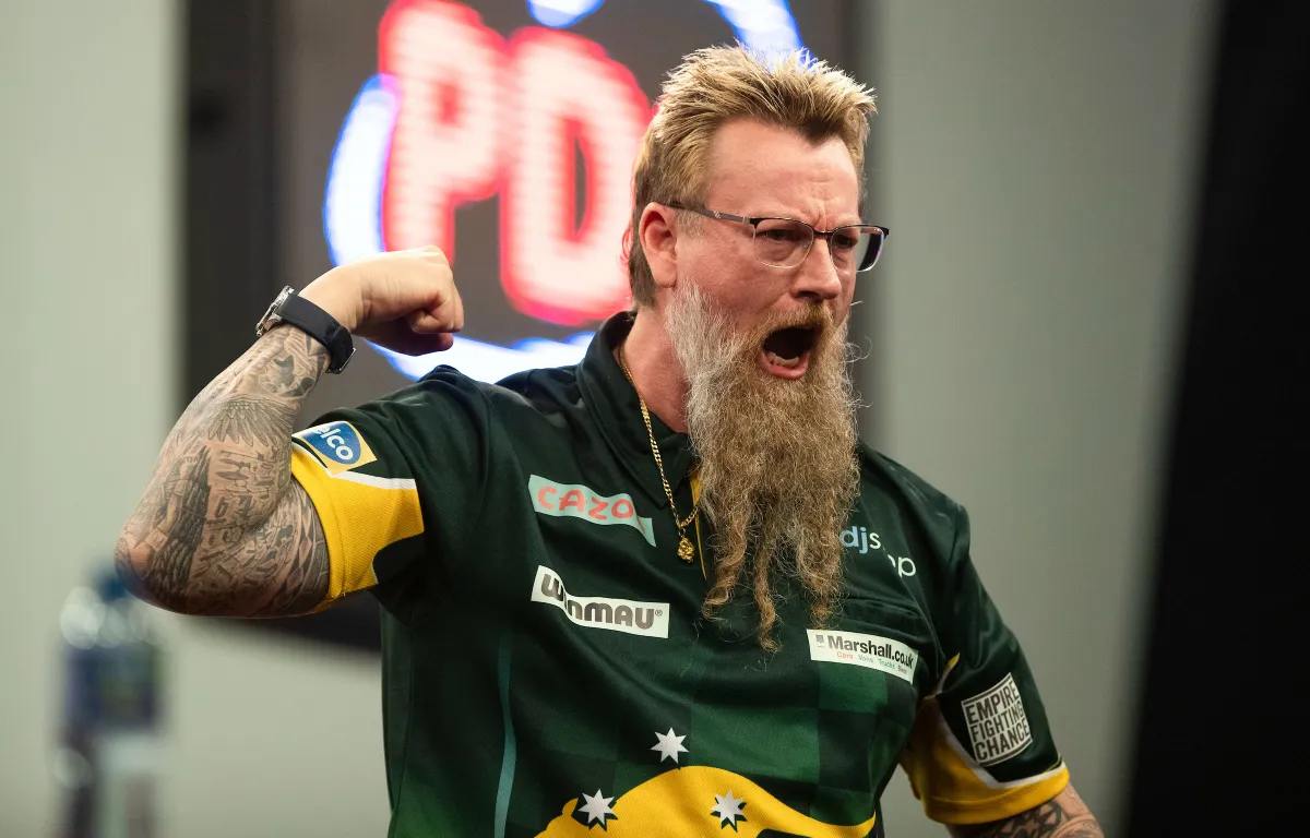 Simon Whitlock spielt beim Qualifikationsturnier einen 9Darter gegen