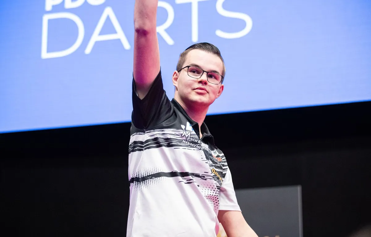 Van Veen holt sich den Titel auf der Development Tour auf bizarre Weise