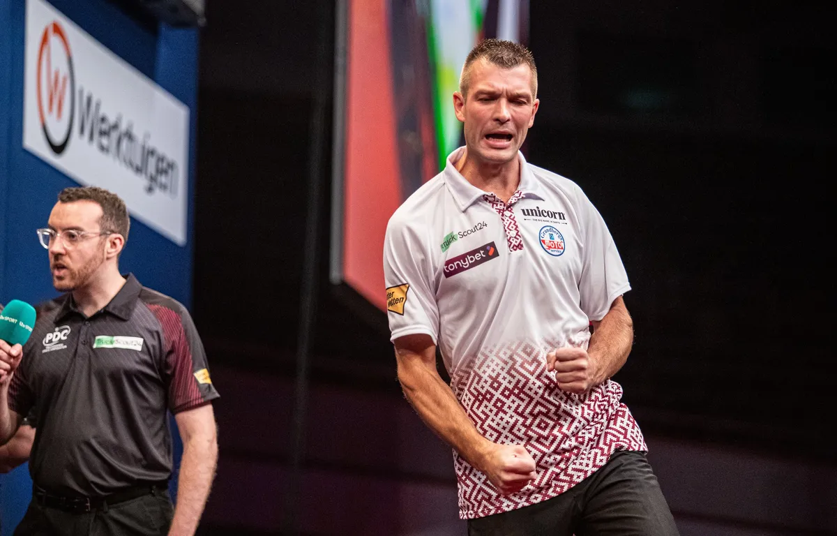 Madars Razma trifft bei der Darts WM auf den amtierenden Weltmeister