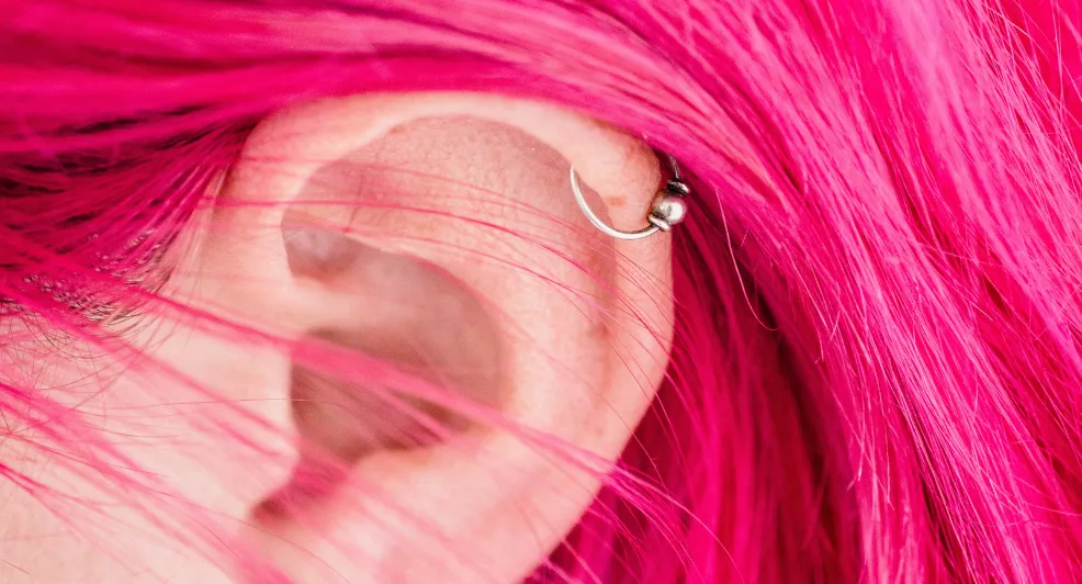 Van pijn tot dit is alles wat je wil weten over een helix piercing