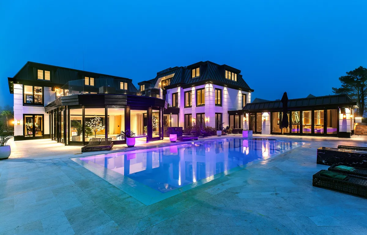 funda-toppers-83-de-dikste-james-bond-achtige-villa-van-het-land