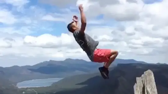 Dude zonder angst doet backflip op de rand van een afgrond