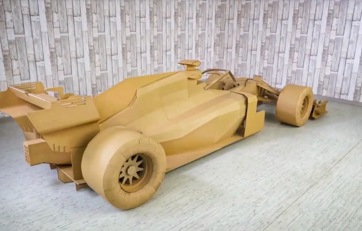 Knutselkoning bouwt levensgrote Formule 1-wagen van karton