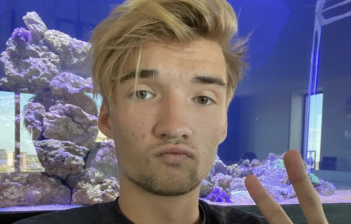Gio betrapt op roken tijdens opnames van een podcast