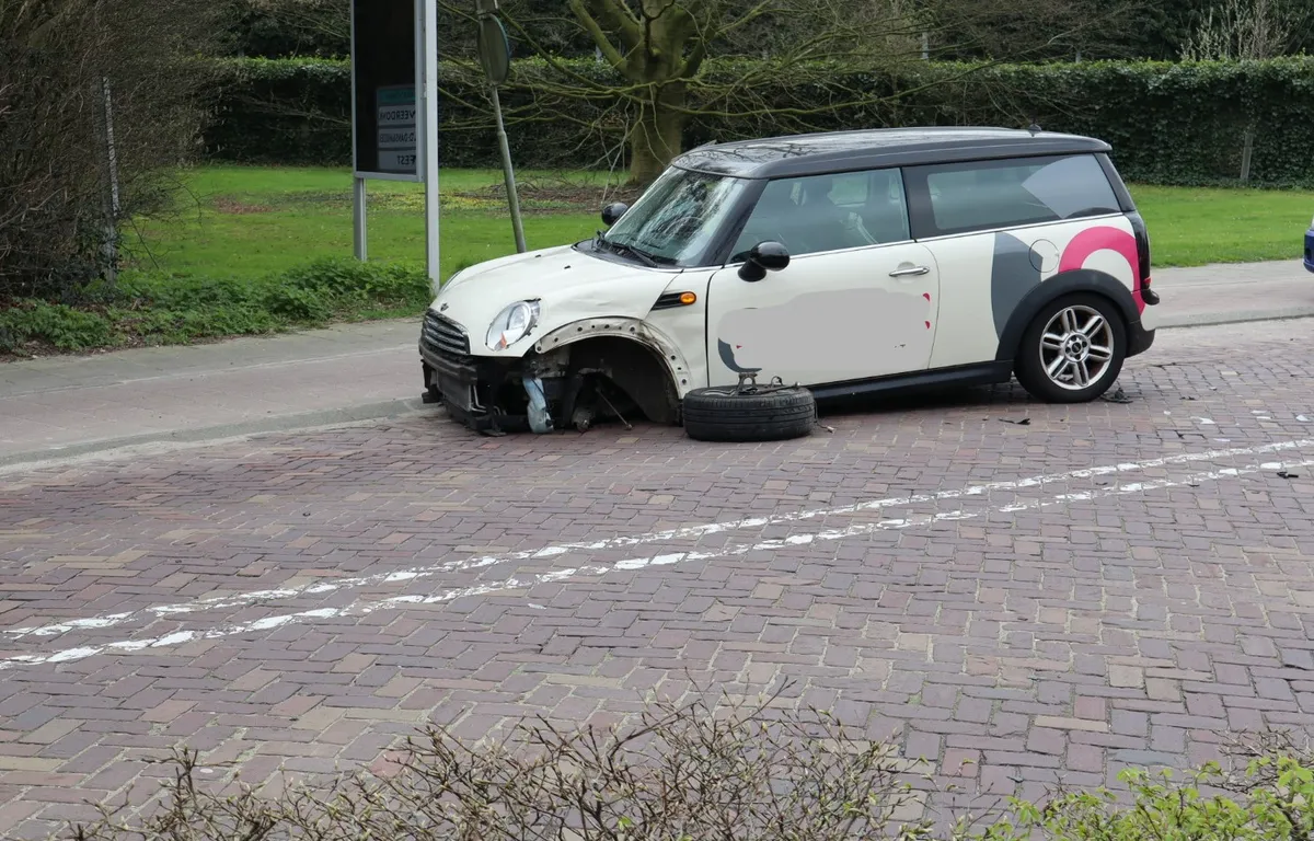 Auto verliest voorwiel bij botsing