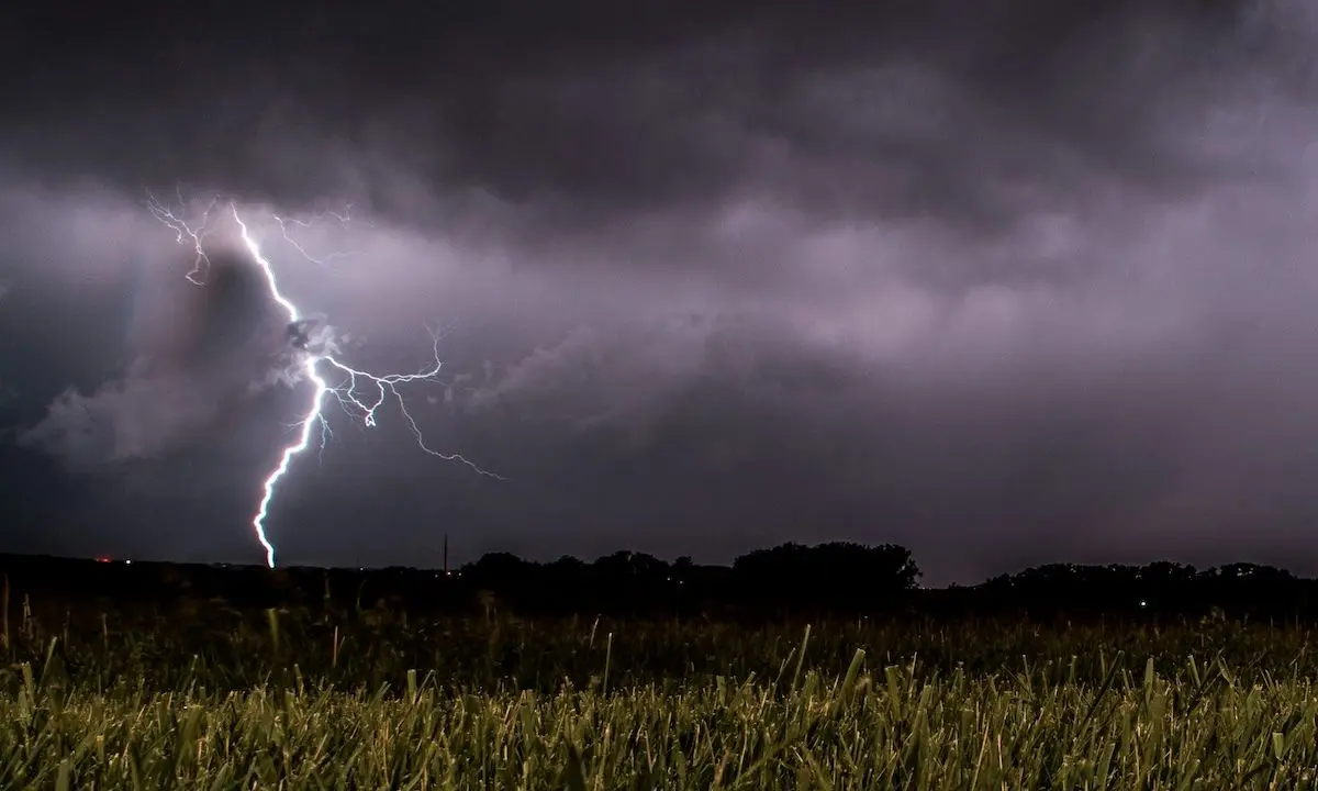 Hier in Nederland kan het vanavond gaan onweren