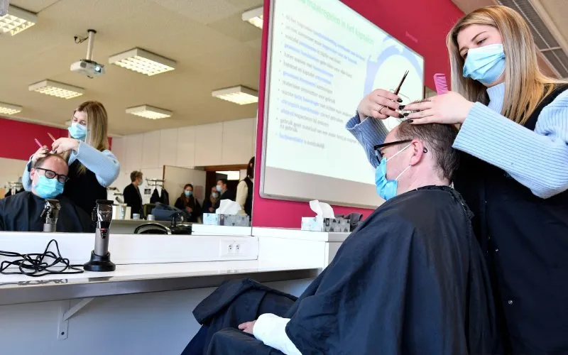 Er is hoop Dan gaan de kappers mogelijk weer open