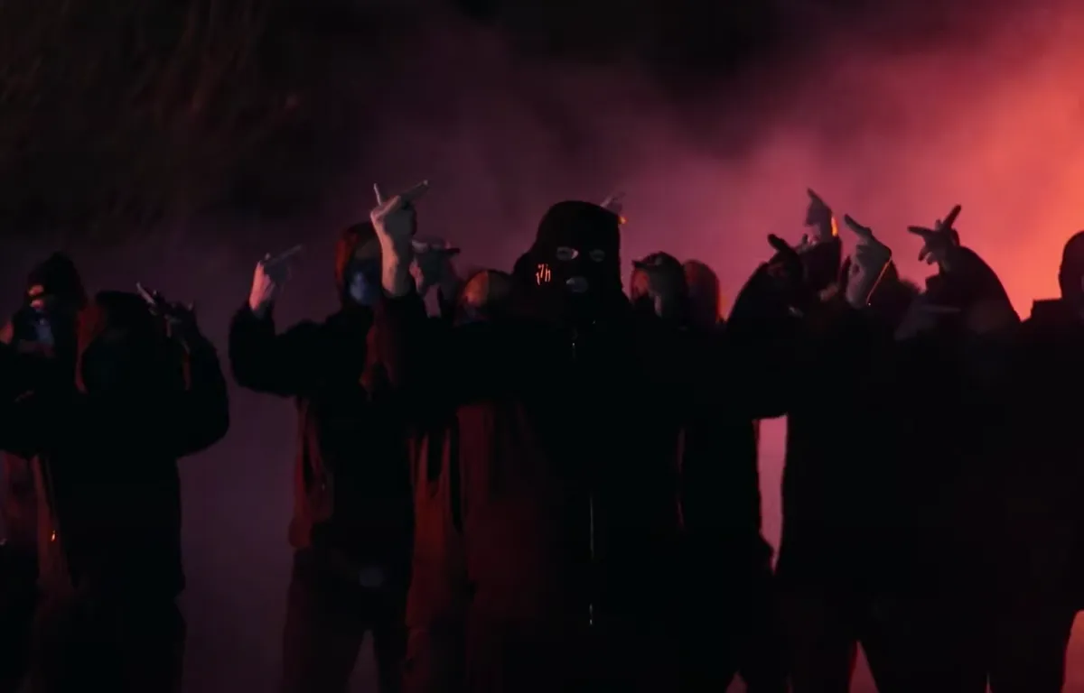 Hooligan-rapper Mocro5th van Ajax viert eeuwige clubliefde met anti ...