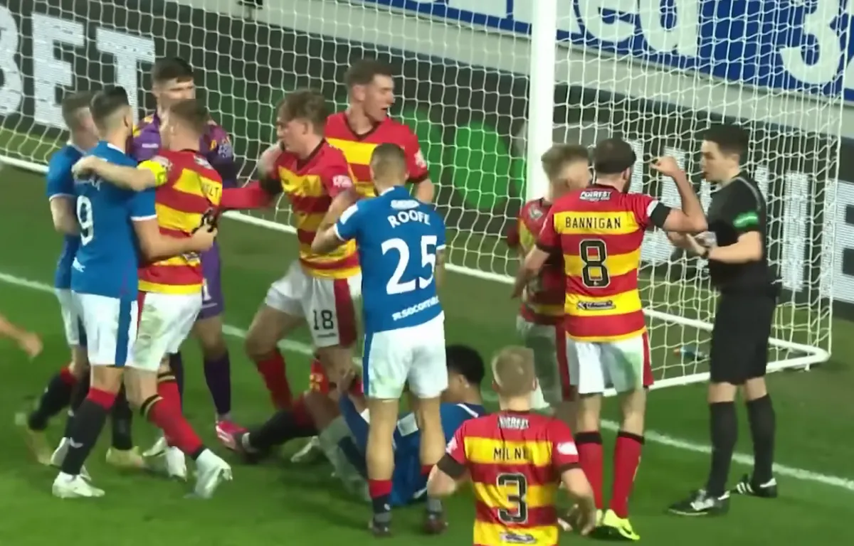 Rangers coach grijpt op merkwaardige wijze in na 'onsportieve' goal in