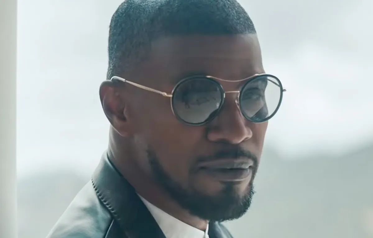 Jamie Foxx ligt nog steeds in het ziekenhuis terwijl vrienden en