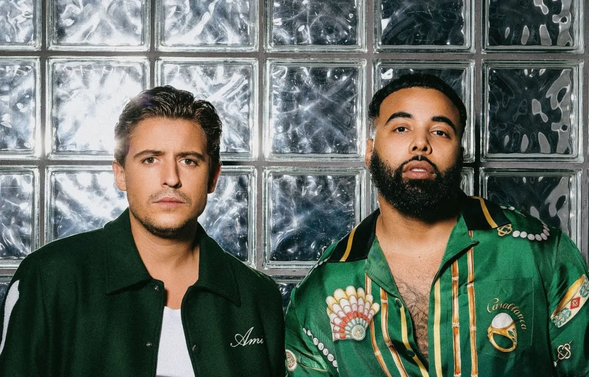 In nieuwe video van Lil Kleine en Mula B feest 'Johnny' zichzelf de ...