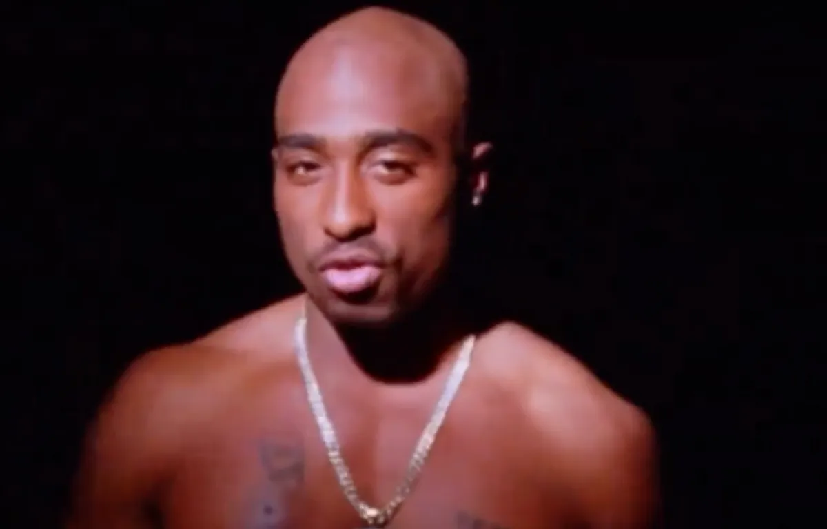 2pac-richt-zich-in-nooit-eerder-vertoonde-beelden-tot-mensen-die-hem