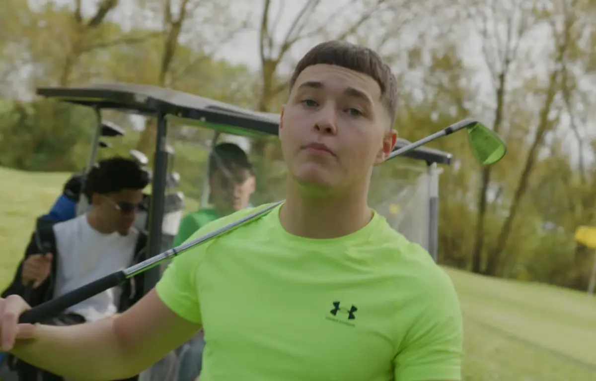 Greggosan Rapper Gregossan en Kili gaan de golfbaan op in Een Ding video