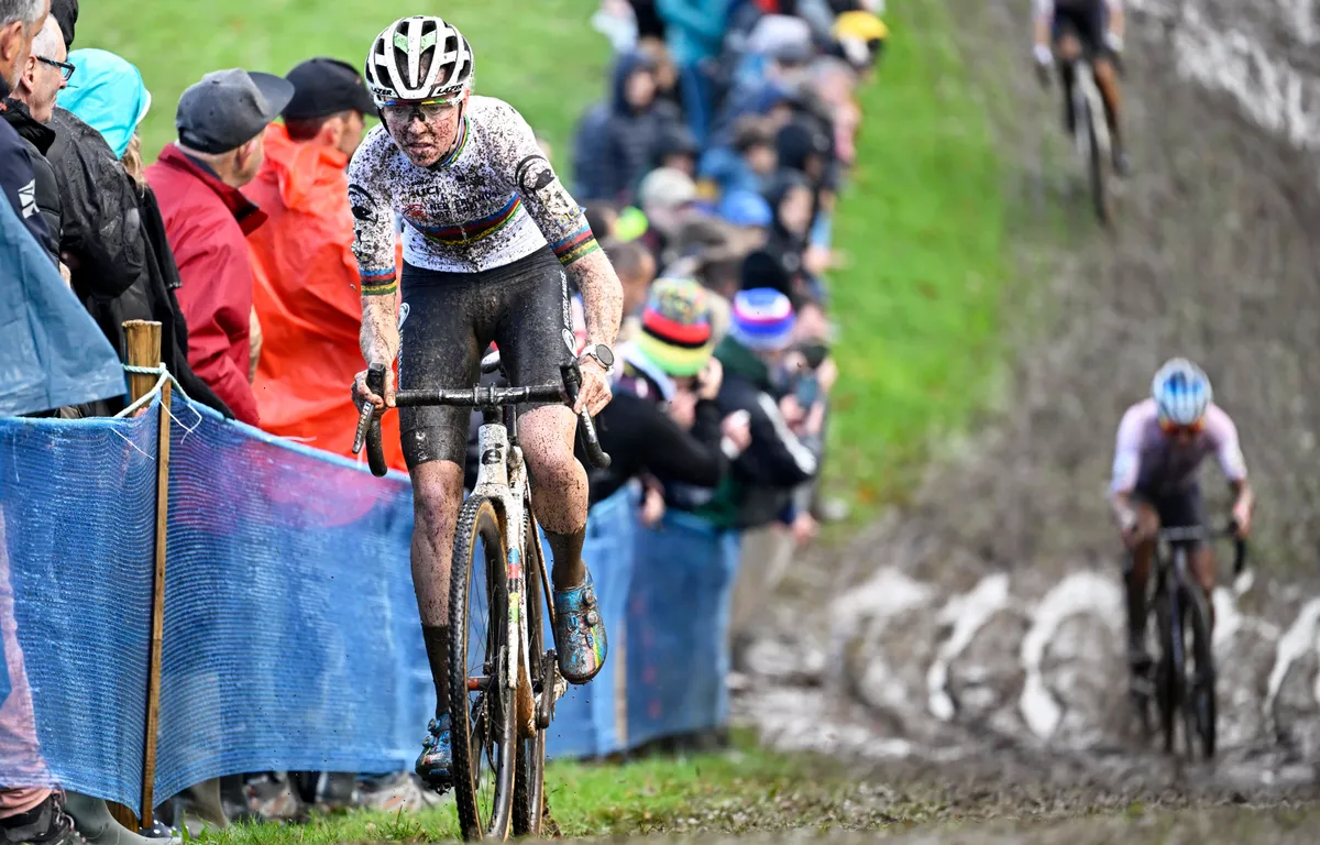 Weltmeisterin dominiert erstes CyclocrossRennen der Saison 