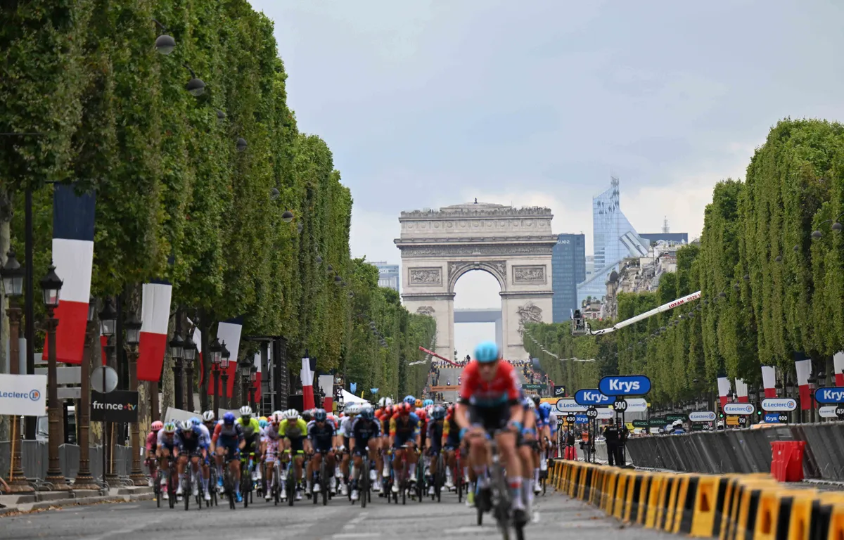 Dem ältesten lebenden Olympiasieger Charles Coste wird die Ehre zuteil