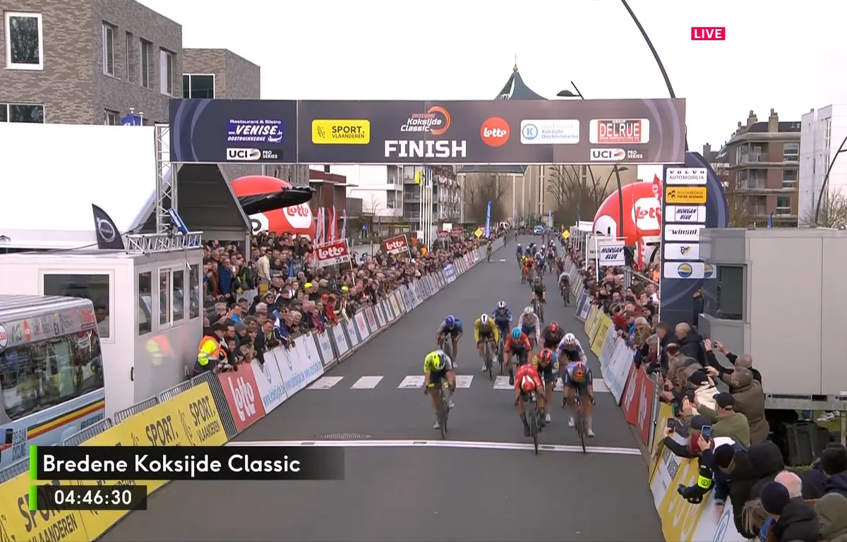 Luca Mozzato siegt vor Dylan Groenewegen und Gerben Thijssen bei der