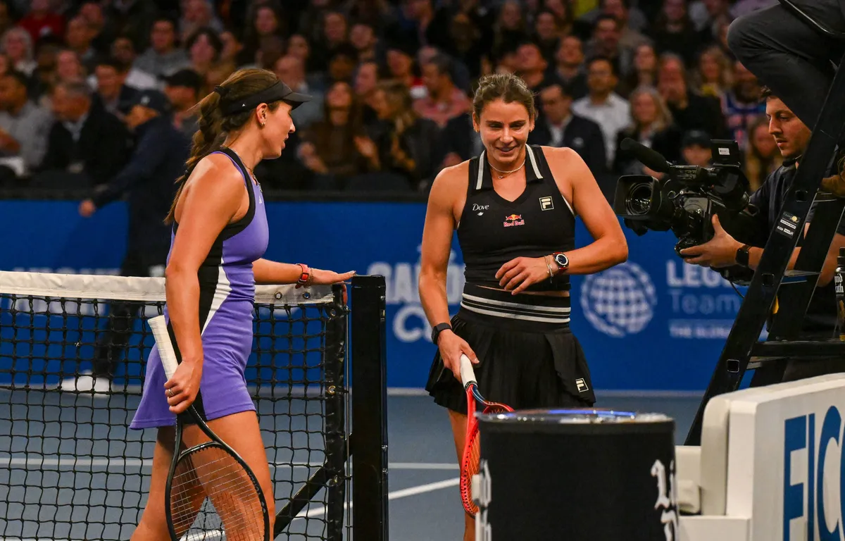 (VIDEO) Emma Navarro unorthodoxly uses fan to return