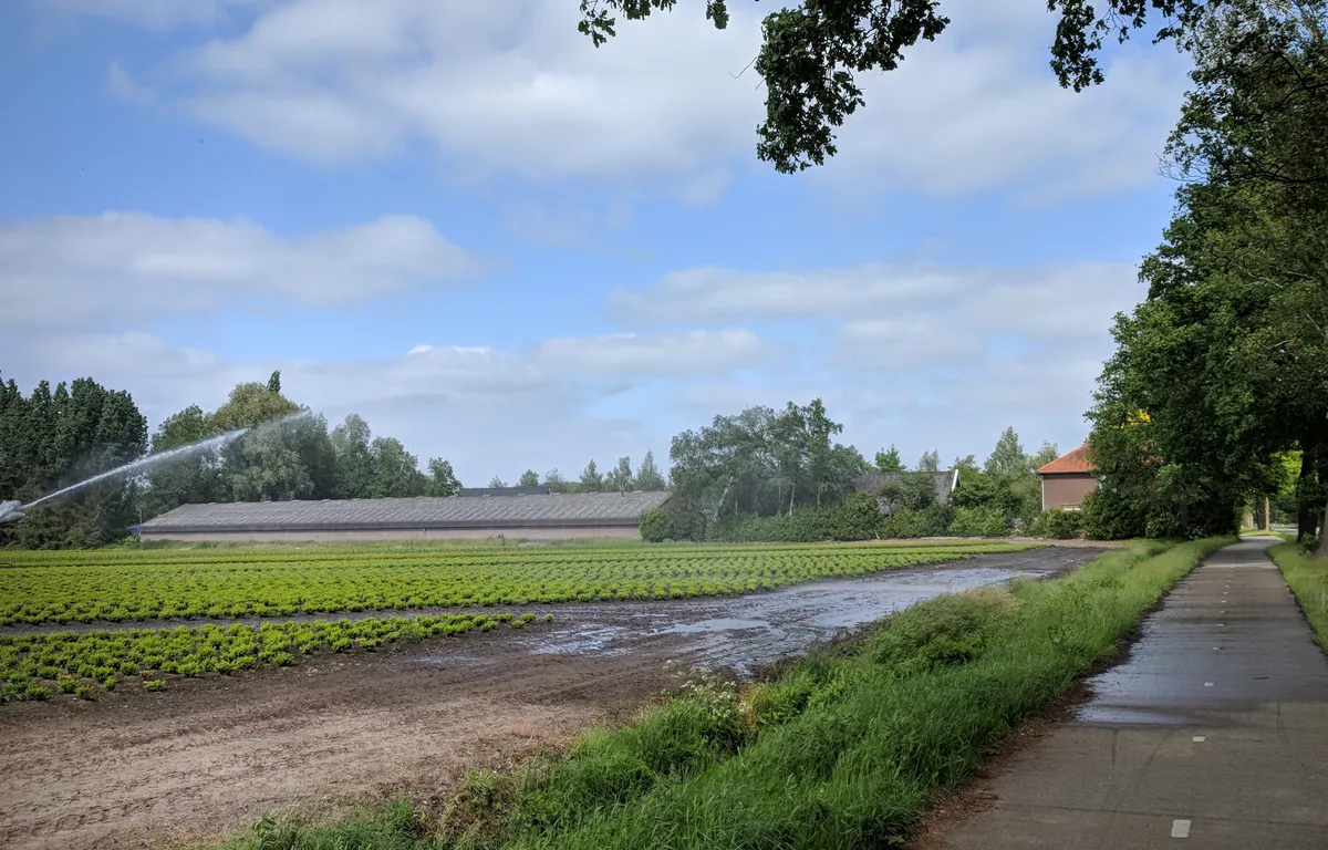 Fietsers halen nat pak door sproeier