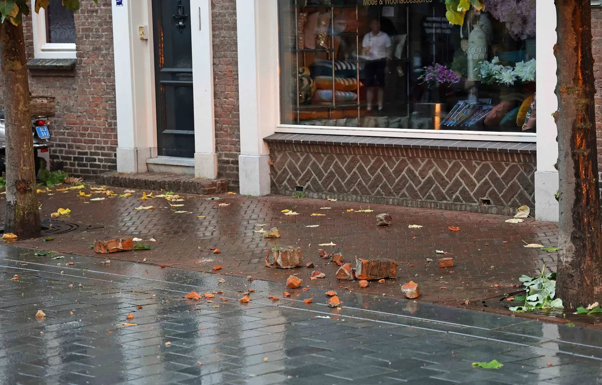 Blikseminslag in schoorsteen voor enorme knal in Waalwijk