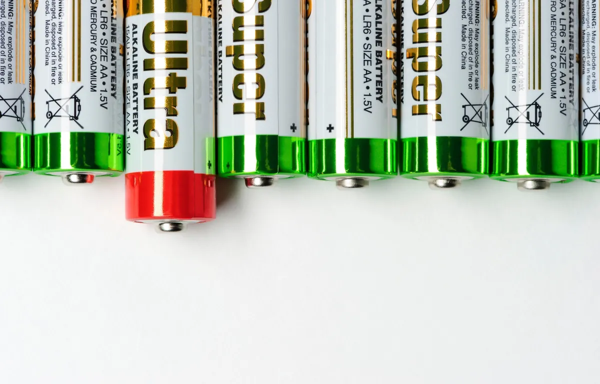 De simpele 3 secondentruc om te zien of een batterij leeg is