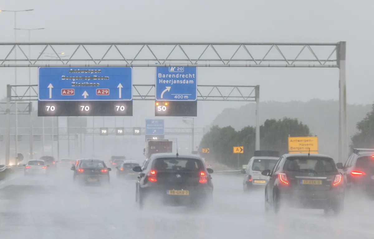 Beelden van noodweer straten staan blank, vluchten zijn geannuleerd
